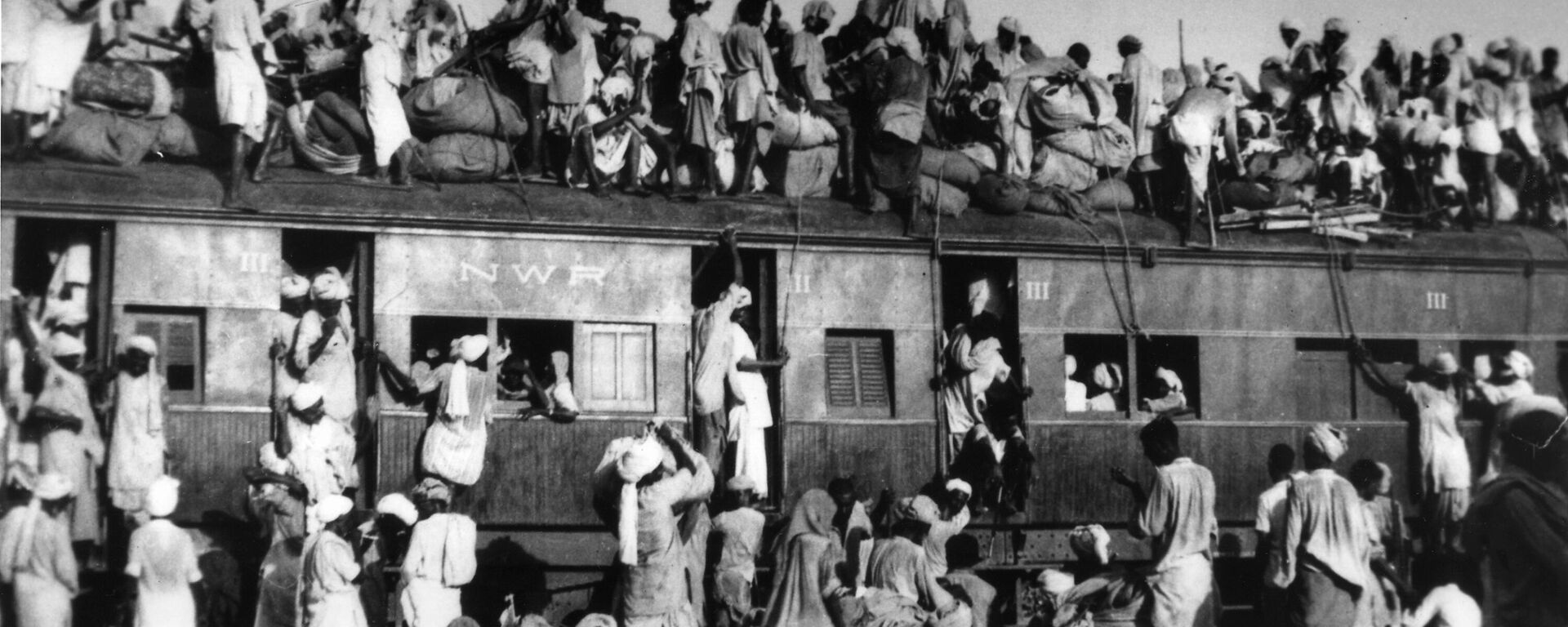  In this Sept. 19, 1947 file photo, Muslim refugees sit on the roof of an overcrowded coach railway train near New Delhi in trying to flee India. - Sputnik India, 1920, 15.08.2023