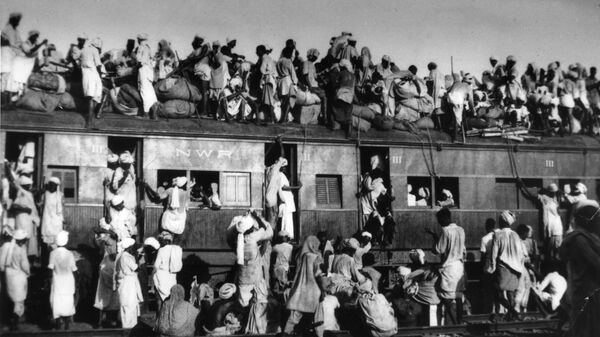  In this Sept. 19, 1947 file photo, Muslim refugees sit on the roof of an overcrowded coach railway train near New Delhi in trying to flee India. - Sputnik India