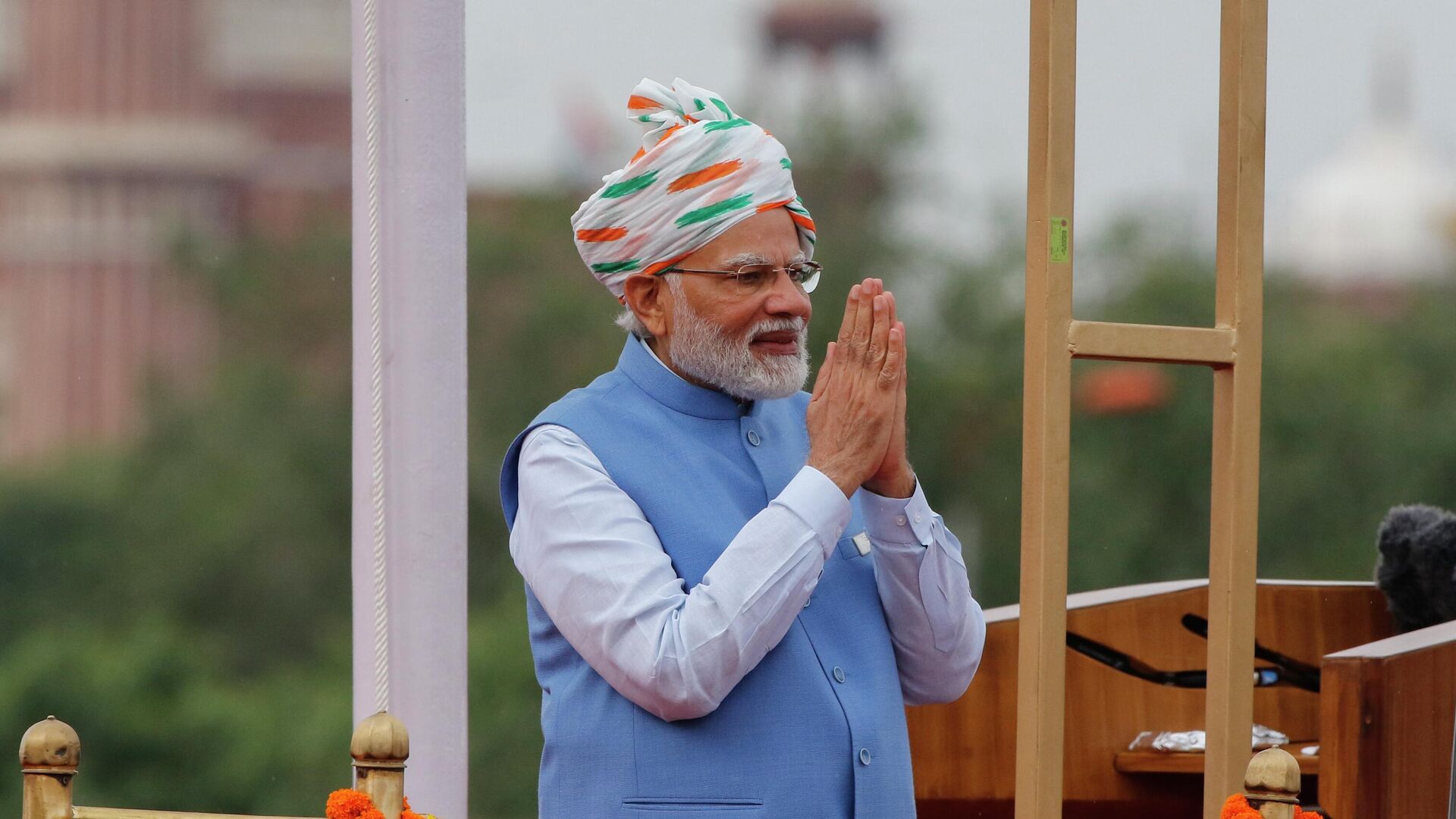 Indian Prime Minister Narendra Modi, greets after addressing the nation at the 17th-century Mughal-era Red Fort on Independence Day in New Delhi, India, Monday, Aug.15, 2022. The country is marking the 75th anniversary of its independence from British rule.  - Sputnik India, 1920, 11.11.2023