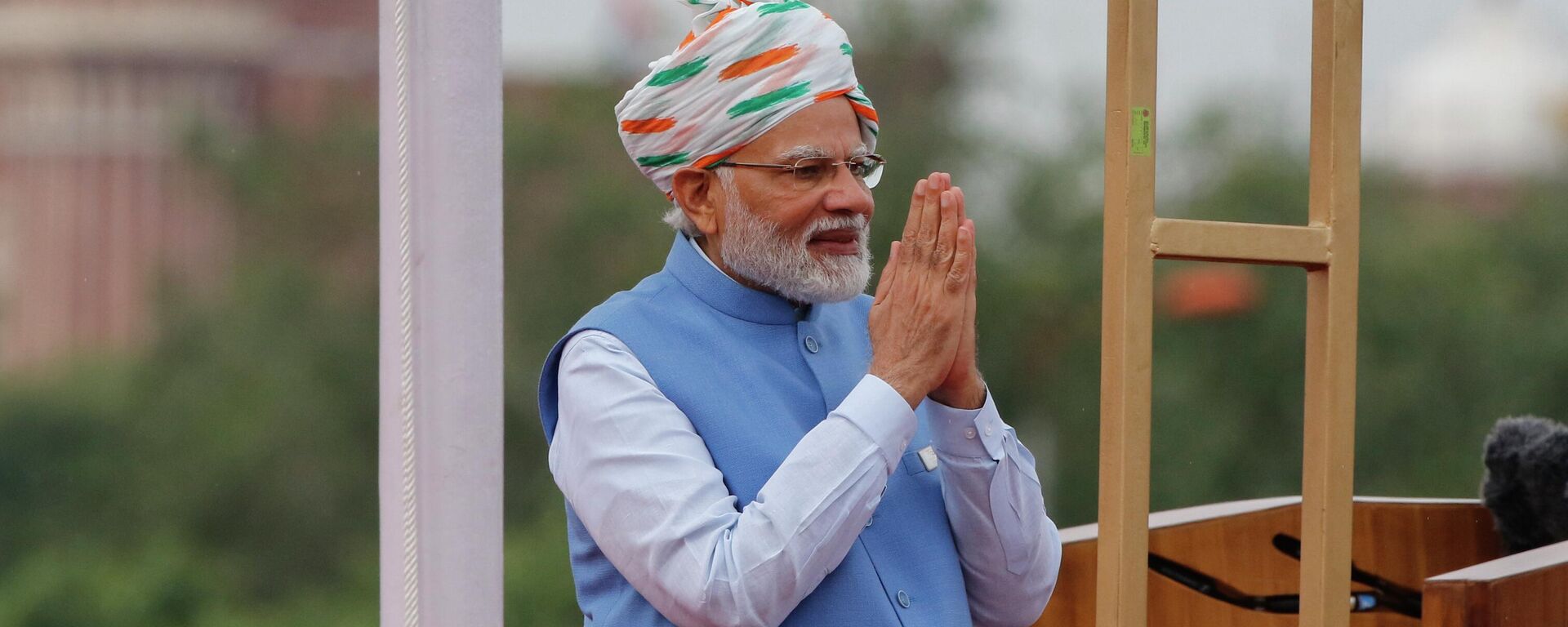 Indian Prime Minister Narendra Modi, greets after addressing the nation at the 17th-century Mughal-era Red Fort on Independence Day in New Delhi, India, Monday, Aug.15, 2022. The country is marking the 75th anniversary of its independence from British rule.  - Sputnik भारत, 1920, 31.10.2023