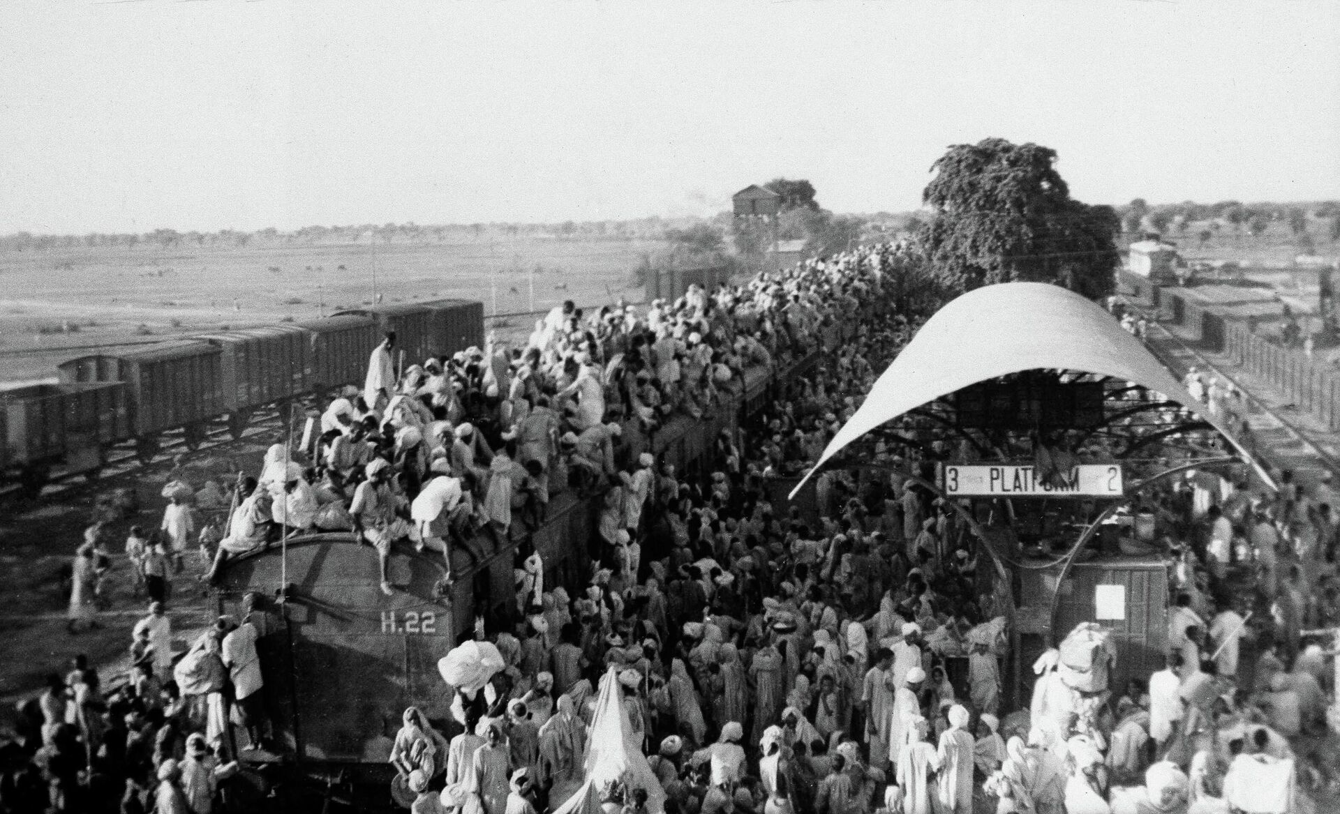 In this Sept, 27, 1947 file photo, Muslim refugees crowd onto a train bound for Pakistan, as it leaves the New Delhi, India area. - Sputnik India, 1920, 15.08.2023