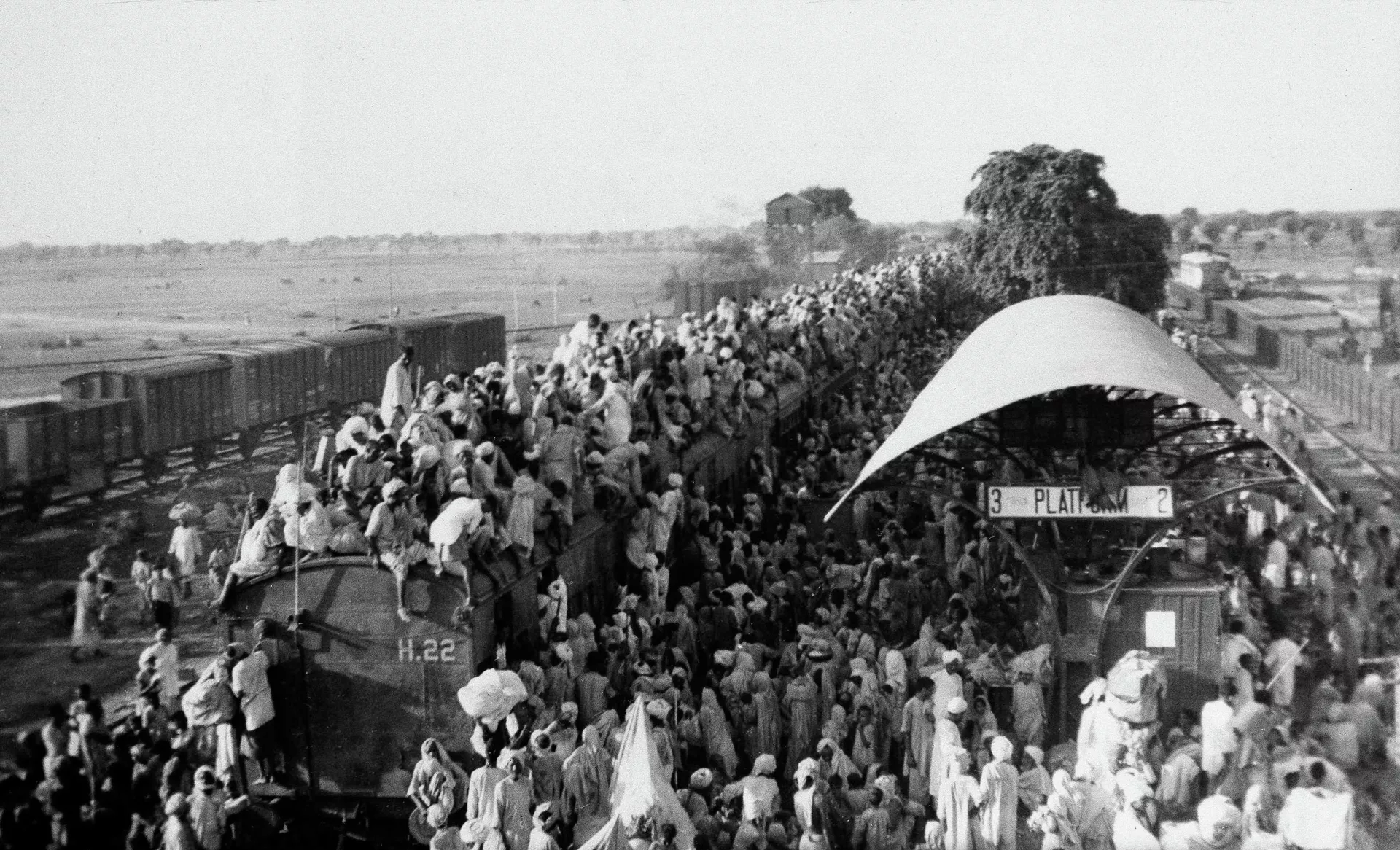 In this Sept, 27, 1947 file photo, Muslim refugees crowd onto a train bound for Pakistan, as it leaves the New Delhi, India area. In this Sept, 27, 1947 file photo, Muslim refugees crowd onto a train bound for Pakistan, as it leaves the New Delhi, India area. - Sputnik India, 1920, 15.08.2023