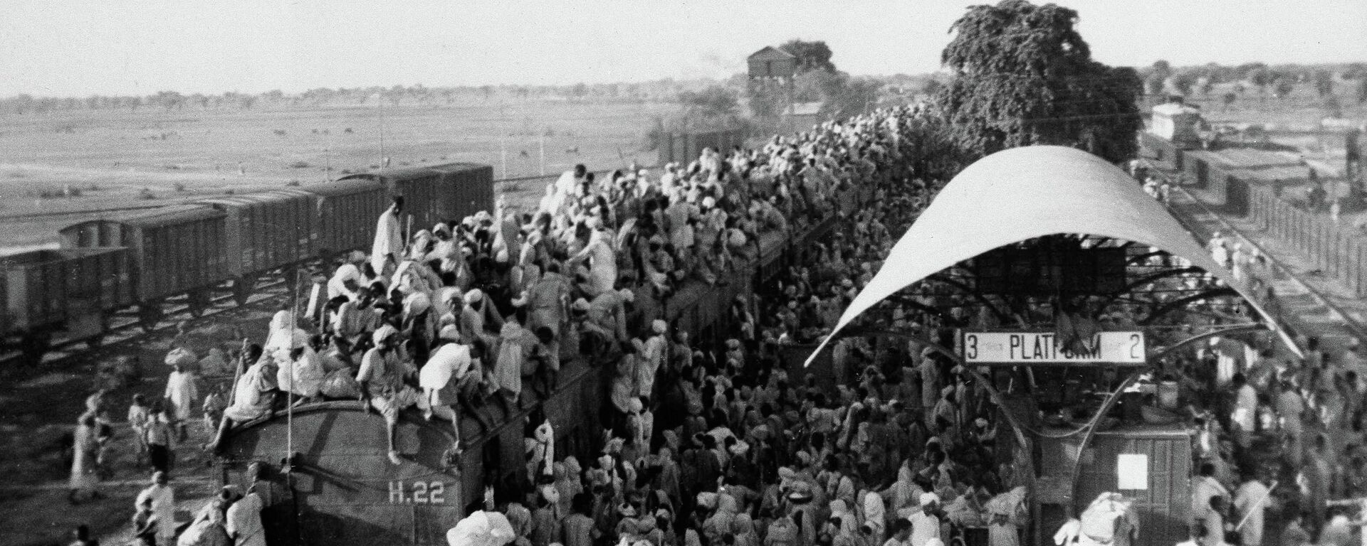 In this Sept, 27, 1947 file photo, Muslim refugees crowd onto a train bound for Pakistan, as it leaves the New Delhi, India area. - Sputnik India, 1920, 14.08.2023