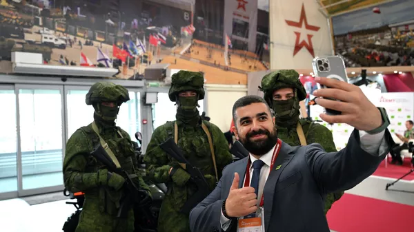 Посетитель фотографируется на Международном военно-техническом форуме АРМИЯ-2023, Россия - Sputnik भारत
