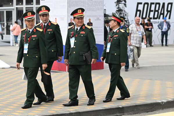पैट्रियट कन्वेंशन और प्रदर्शनी केंद्र में सेना 2023 अंतर्राष्ट्रीय सैन्य-तकनीकी फोरम में चीन की पीपुल्स लिबरेशन आर्मी के अधिकारी। - Sputnik भारत