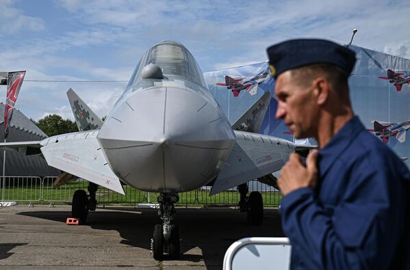 कुबिंका में आर्मी 2023 अंतर्राष्ट्रीय सैन्य-तकनीकी फोरम में एक प्रदर्शनी में पांचवीं पीढ़ी के बहुक्रियाशील लड़ाकू विमान Su-57। - Sputnik भारत