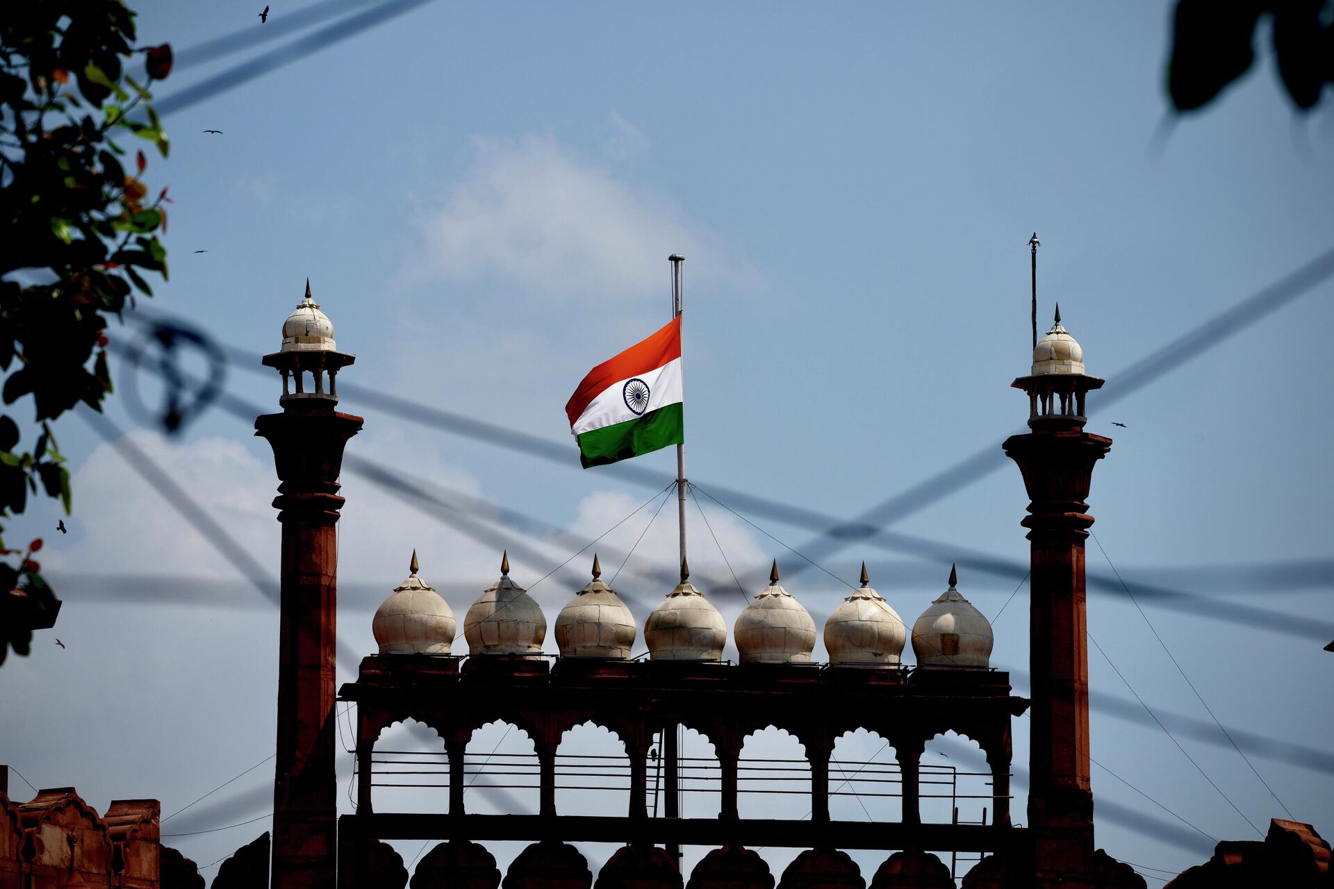 The Indian flag flies at half-mast at the historic Red Fort following Thursday’s death of Britain's Queen Elizabeth II in New Delhi - Sputnik भारत, 1920, 14.08.2023