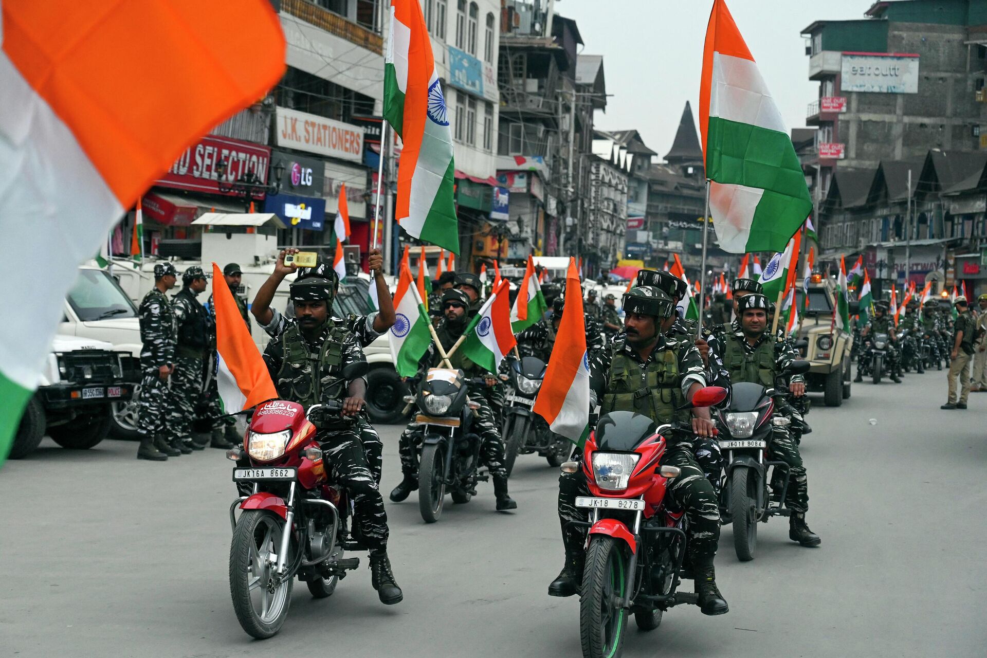 Indian Paramilitary troopers participate in a motorbike rally for celebrations ahead of the 75th anniversary of country's independence during 'Har Ghar Tiranga' campaign in Srinagar on August 11, 2022. - Sputnik भारत, 1920, 14.08.2023