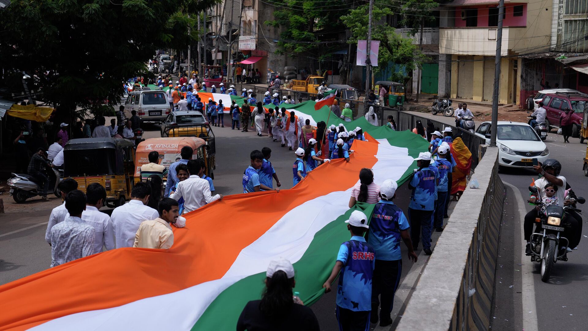 People participate in a rally with a giant Indian flag during Independence Day celebrations in Hyderabad, India, Tuesday, Aug. 15, 2023. - Sputnik भारत, 1920, 15.08.2023