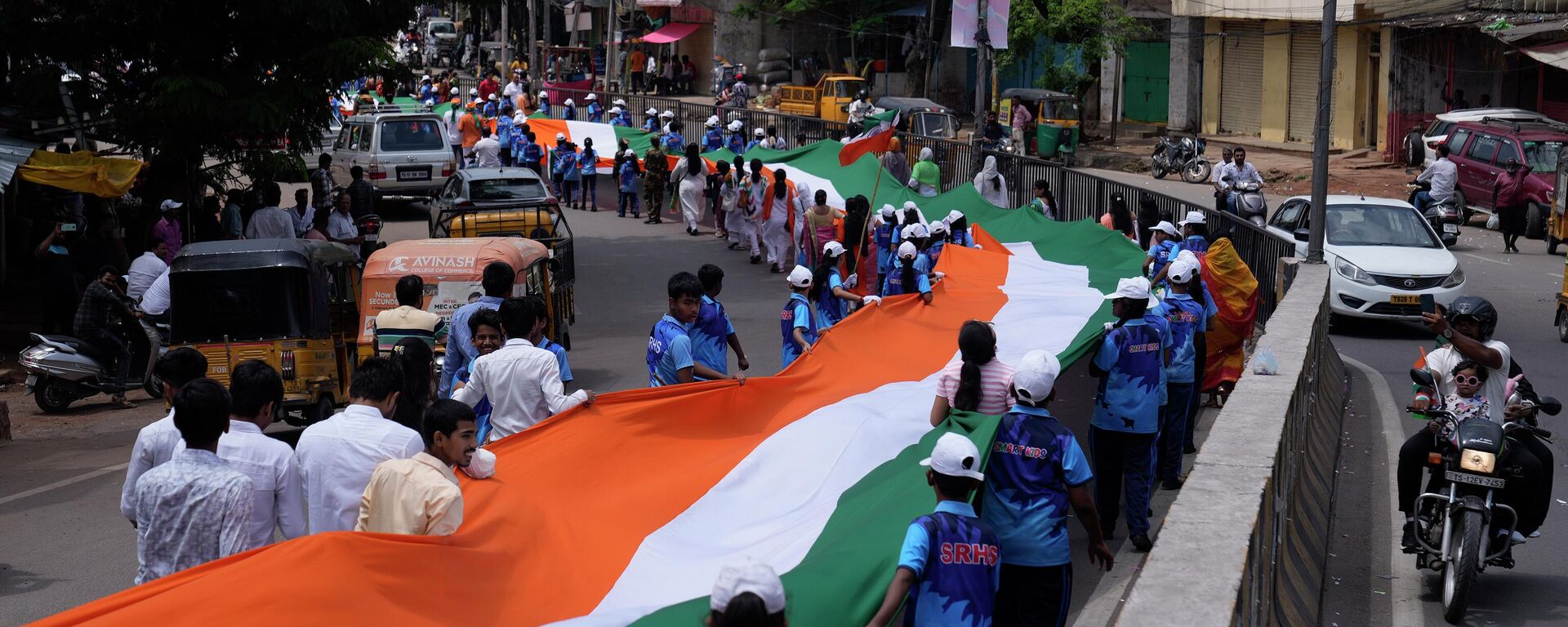 People participate in a rally with a giant Indian flag during Independence Day celebrations in Hyderabad, India, Tuesday, Aug. 15, 2023. - Sputnik India, 1920, 01.01.2026