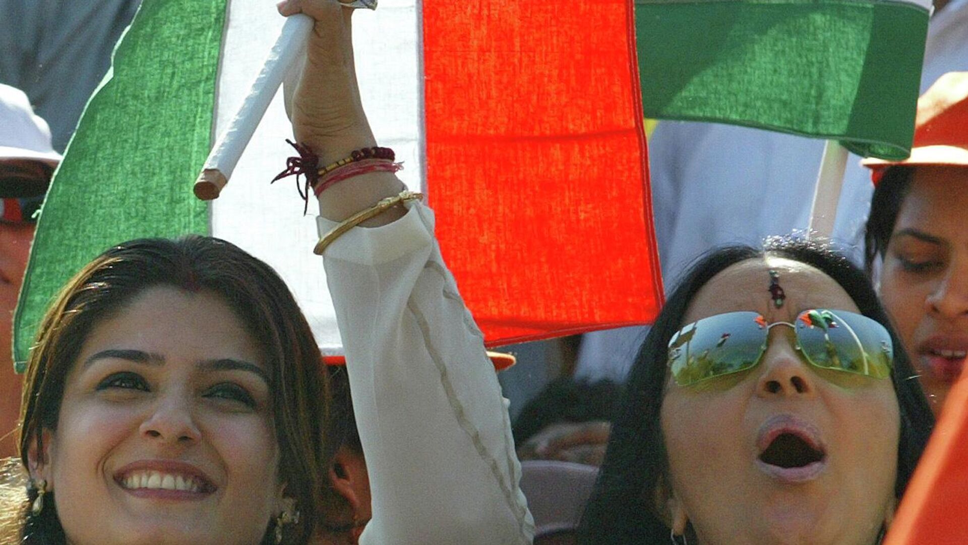 Bollywood actress Raveena Tandon, left, hold the Indian national flag as Singer Ila Arun, right, sings the national song 'Vande mataram', in Mumbai - Sputnik भारत, 1920, 15.08.2023