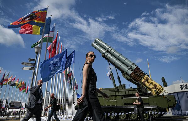 Army-2023 Expo: Lady Strolls Past Some Russian Firepower - Sputnik India