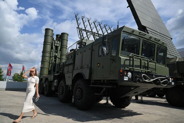 Army-2023 Expo: Young Lady Strolls Past S-400 Firepower - Sputnik India