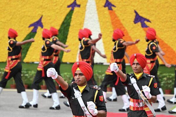 15 अगस्त, 2023 को नई दिल्ली में देश के 77वें स्वतंत्रता दिवस के उपलक्ष्य में समारोह के दौरान लाल किले पर भारत के प्रधान मंत्री नरेंद्र मोदी के आगमन से पहले भारतीय सैनिक गार्ड ऑफ ऑनर की तैयारी कर रहे हैं। (AFP 2023Sajjad Hussain) - Sputnik भारत