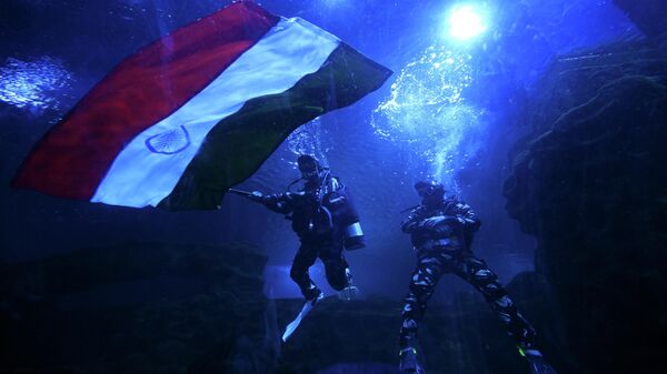 Scuba divers display an India's national flag at the Marine Aquarium on the eve of country's Independance Day celebrations, in Chennai on August 14, 2023.  - Sputnik भारत
