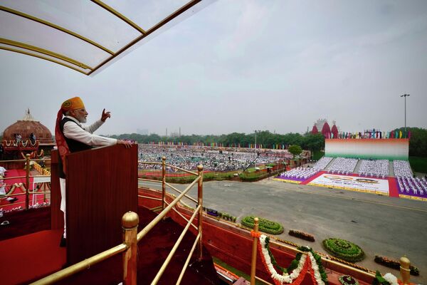 भारतीय प्रधान मंत्री नरेंद्र मोदी मंगलवार, 15 अगस्त, 2023 को नई दिल्ली, भारत में स्वतंत्रता दिवस पर लाल किले से बोल रहे हैं। (AP Photo/Manish Swarup) - Sputnik भारत