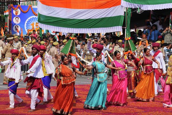 मंगलवार, 15 अगस्त, 2023 को लखनऊ, उत्तर प्रदेश, भारत में स्वतंत्रता दिवस समारोह के दौरान प्रदर्शन करते हुए नर्तकियां। (AP Photo/Rajesh Kumar Singh)  - Sputnik भारत