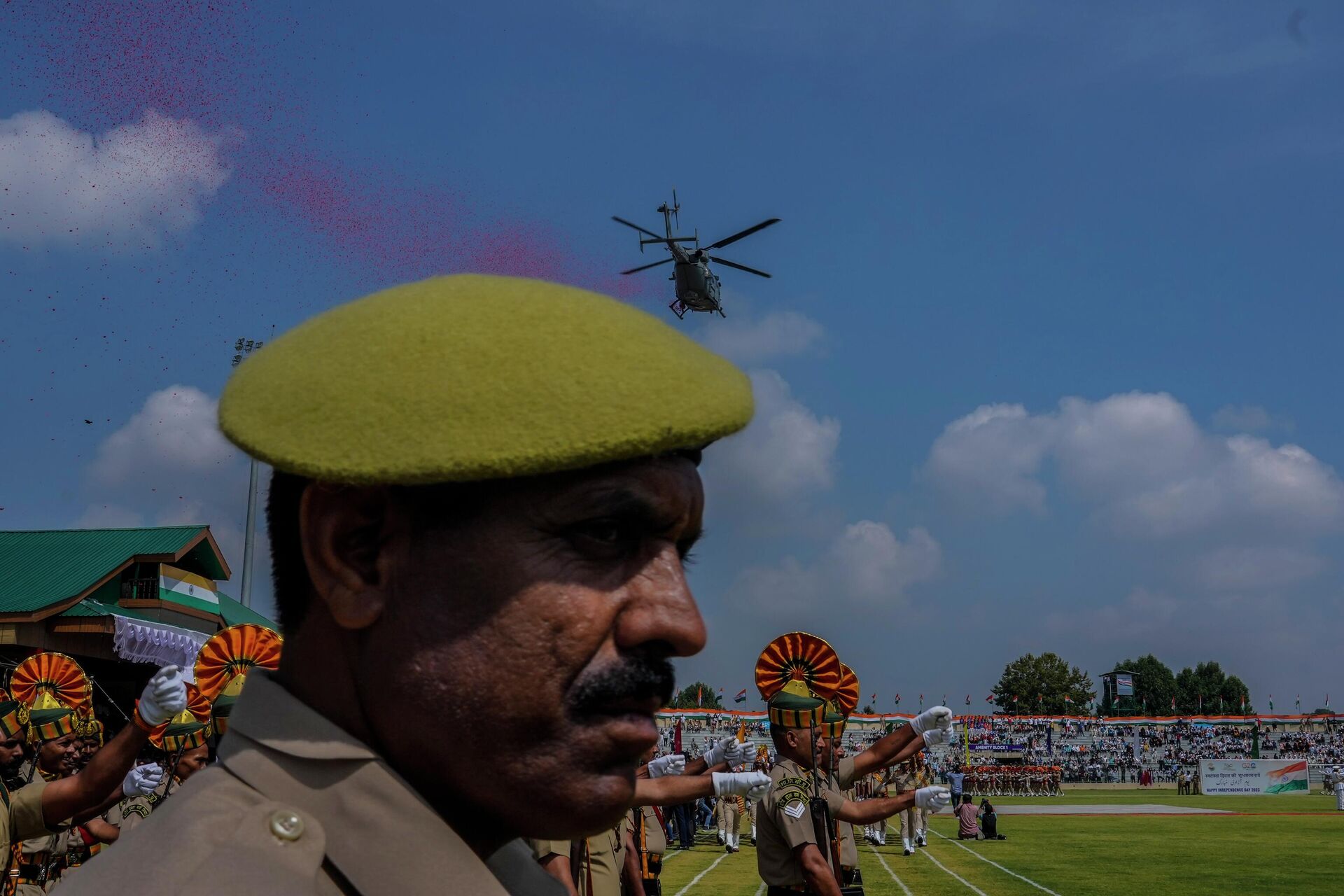 Вертолет ВВС Индии рассыпает лепестки роз на праздновании 77-го Дня независимости Индии в Сринагаре - Sputnik भारत, 1920, 28.08.2023