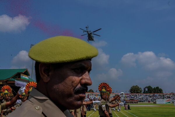 मंगलवार, 15 अगस्त, 2023 को श्रीनगर, भारत नियंत्रित कश्मीर में भारत के स्वतंत्रता दिवस समारोह के दौरान भारतीय वायु सेना के हेलीकॉप्टर द्वारा गुलाब की पंखुड़ियों की वर्षा करते हुए भारतीय अर्धसैनिक बल के जवान मार्च कर रहे हैं। (AP Photo/Mukhtar Khan) - Sputnik भारत