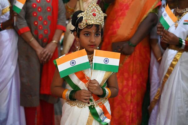 14 अगस्त, 2023 को हैदराबाद में देश के स्वतंत्रता दिवस की पूर्व संध्या पर समारोह के दौरान स्कूली छात्रा भारत के राष्ट्रीय झंडे रखती है। (AFP 2023Noah Seelam) - Sputnik भारत