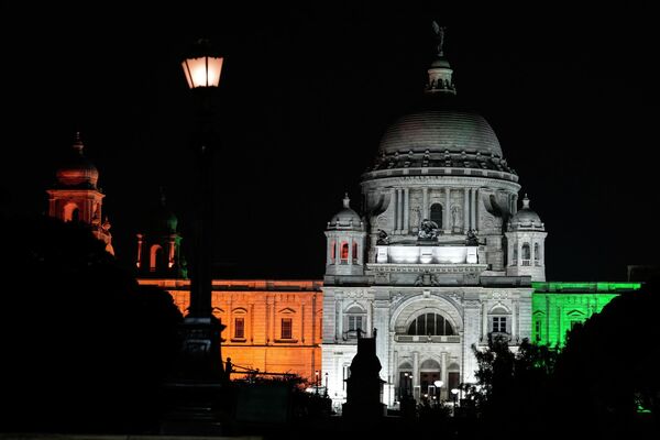 सोमवार, 14 अगस्त, 2023 को कोलकाता में भारत के स्वतंत्रता दिवस से पहले विक्टोरिया स्मारक शाला भारतीय झंडे के रंगों से रोशन किया गया है। (AP Photo/Bikas Das) - Sputnik भारत