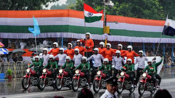 Kolkata Police personnel perform a maneuver on motorcycles during Independence Day celebration in Kolkata, India, Tuesday, Aug. 15, 2023.  - Sputnik भारत