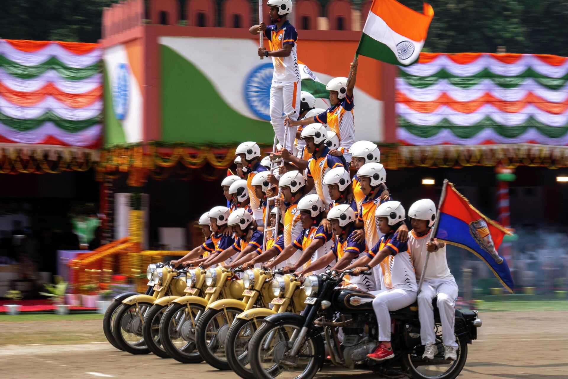 Assam Police personnel on motor cycles demonstrate their skills during India's Independence Day celebrations in Guwahati, India, Tuesday, Aug. 15, 2023.  - Sputnik भारत, 1920, 15.08.2023