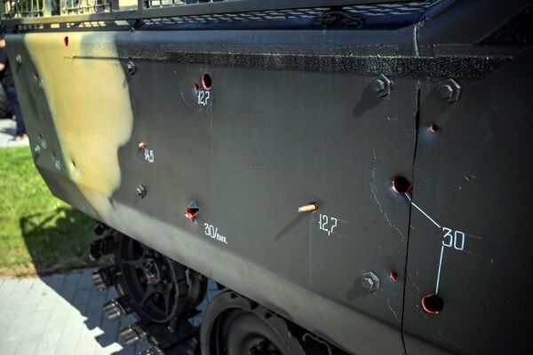 Пулевые отверстия на американском бронетранспортере М-113, выставленном на военно-техническом форуме Армия-2023 - Sputnik India