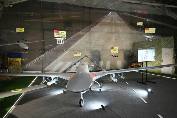 अंतर्राष्ट्रीय सैन्य-तकनीकी फोरम &quot;आर्मी-2023&quot; के हिस्से के रूप में प्रदर्शनी में प्रस्तुत किया गया तुर्की स्ट्राइक ऑपरेशनल-टैक्टिकल मध्यम-ऊंचाई वाला यूएवी &quot;बेराकटार-टीबी2&quot;। - Sputnik भारत