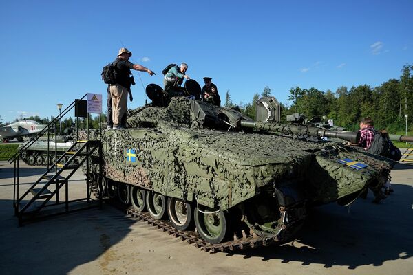 पत्रकार &quot;आर्मी-2023&quot; में यूक्रेन में लड़ाई के दौरान क्षतिग्रस्त और कब्जे में लिए गए यूक्रेनी सशस्त्र बलों के टैंकों और APC की एक प्रदर्शनी का दौरा कर रहे हैं। (AP Photo/Alexander Zemlianichenko) - Sputnik भारत