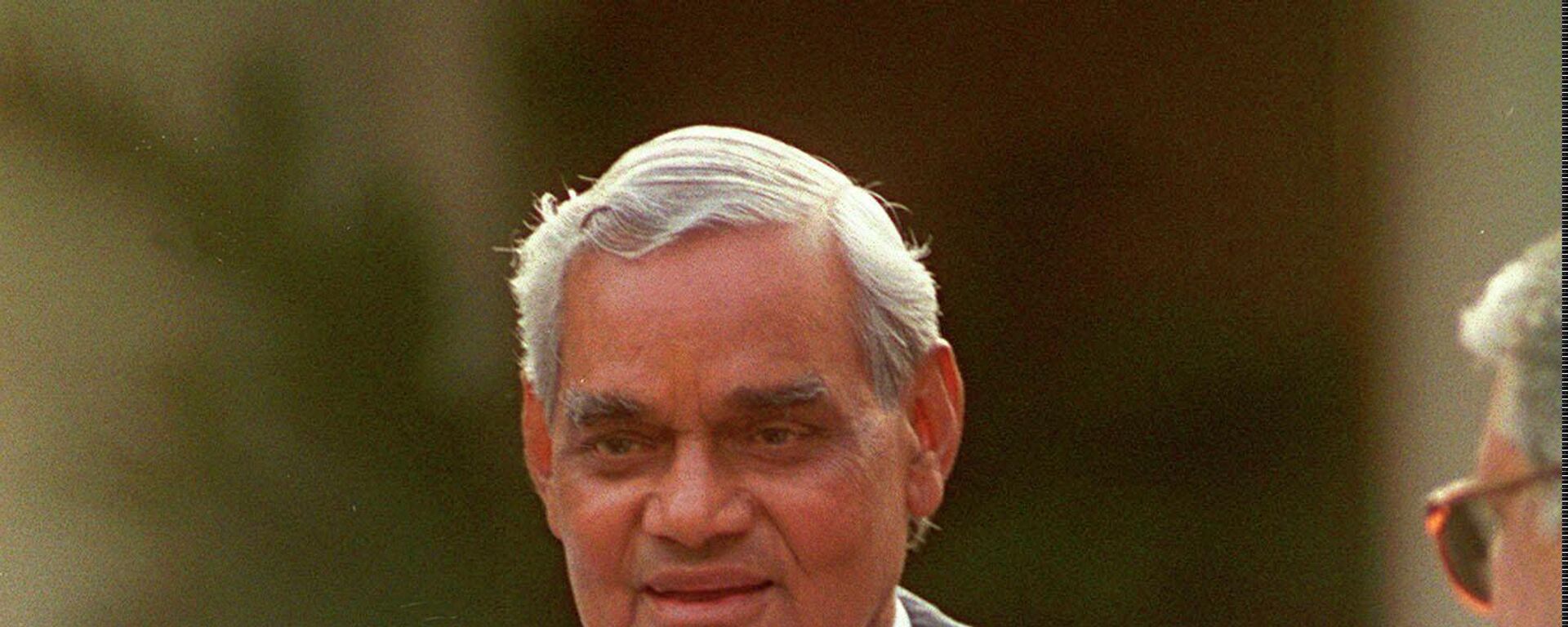  In this May 11, 1998 file photo, Indian Prime Minister Atal Bihari Vajpayee points out to a report on three nuclear tests conducted by India after a press conference in New Delhi. A fission device, a thermonuclear device and a low-yield device were tested at an underground location in a desert 550 kilometers (330 miles) southwest of New Delhi. - Sputnik भारत, 1920, 25.12.2023