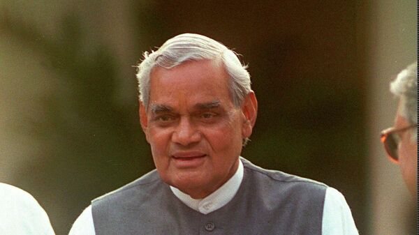  In this May 11, 1998 file photo, Indian Prime Minister Atal Bihari Vajpayee points out to a report on three nuclear tests conducted by India after a press conference in New Delhi. A fission device, a thermonuclear device and a low-yield device were tested at an underground location in a desert 550 kilometers (330 miles) southwest of New Delhi. - Sputnik India