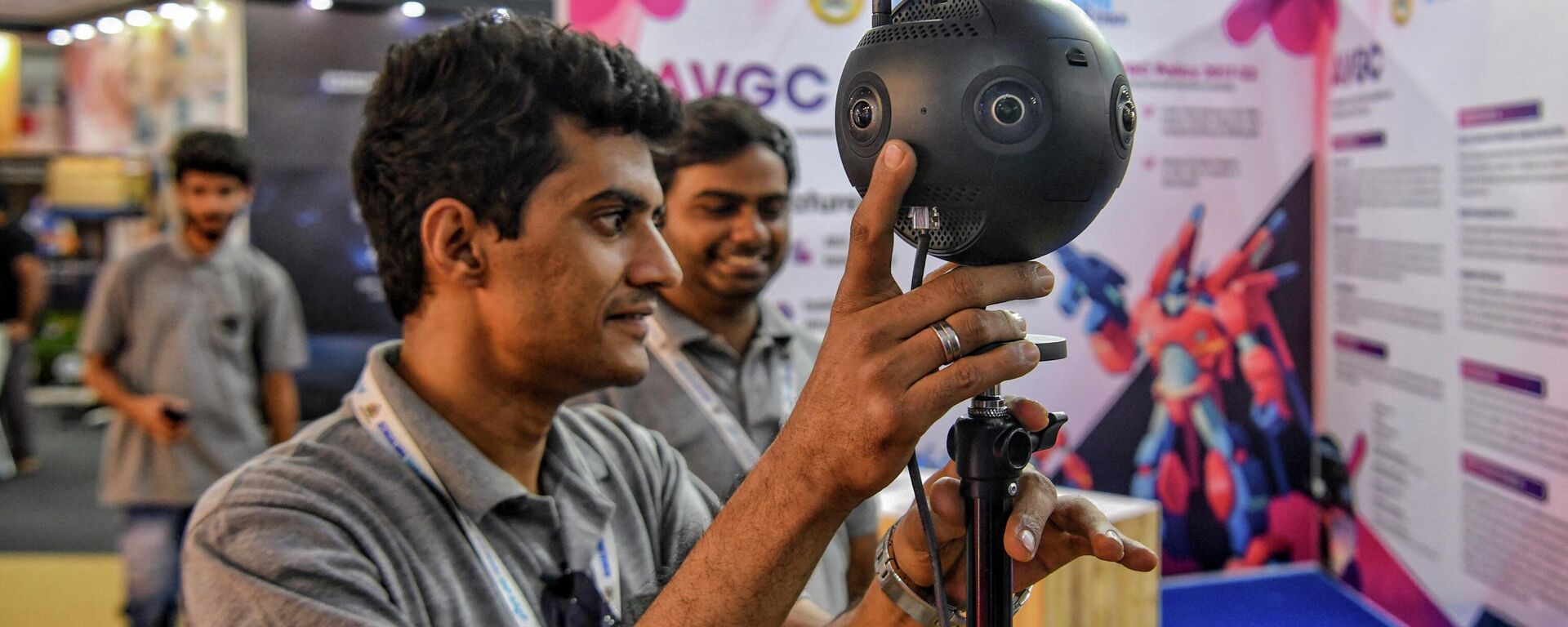 An executive at a stall installs a 360 degree surveillance camera on the inaugural day of the flagship 22nd edition of the Bangalore Tech Summit 2019, in Bangalore on November 18, 2019. - Sputnik India, 1920, 17.08.2023