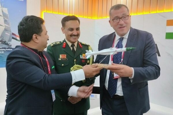 आर्मीनिया के माननीय उप रक्षा मंत्री करेन बर्ट्यान ने &quot;आर्मी-2023&quot; में DRDO स्टाल का दौरा किया और प्रदर्शित की जा रही रक्षा प्रणाली पर चर्चा की। - Sputnik भारत