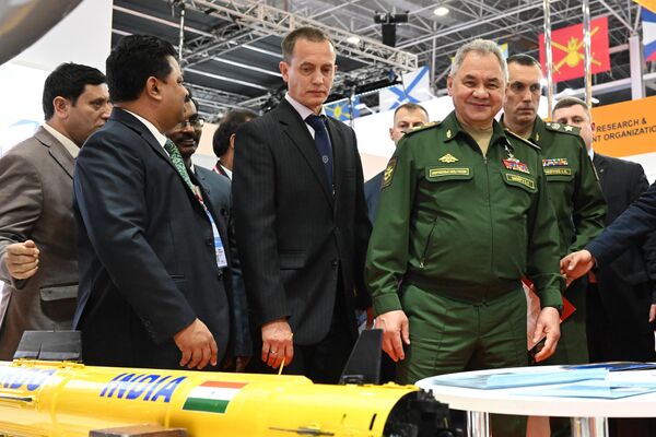प्रदर्शनों के निरीक्षण के समय रूसी रक्षा मंत्री सर्गेई शोइगू  - Sputnik भारत