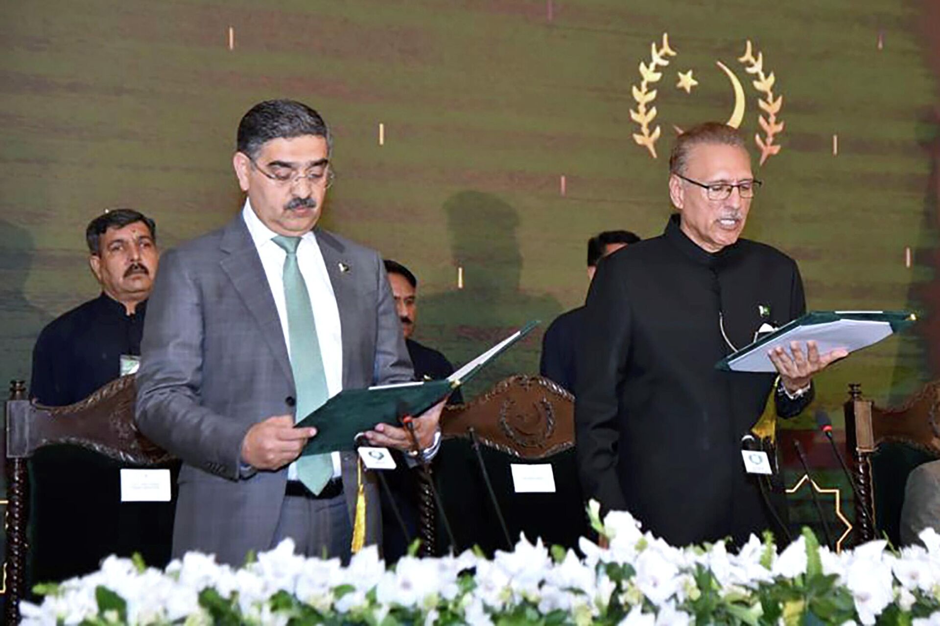  President Arif Alvi, right, administrates oath from Anwaar-ul-Haq Kakar as caretaker Prime Minister during a ceremony, in Islamabad, Pakistan, Monday, Aug. 14, 2023 - Sputnik India, 1920, 24.08.2023