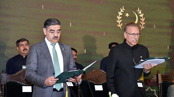  President Arif Alvi, right, administrates oath from Anwaar-ul-Haq Kakar as caretaker Prime Minister during a ceremony, in Islamabad, Pakistan, Monday, Aug. 14, 2023 - Sputnik India