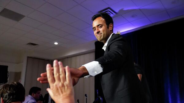 Republican presidential candidate businessman Vivek Ramaswamy greets the audience after an event in St. Clair Shores, Mich., Monday, Aug. 14, 2023.  - Sputnik India