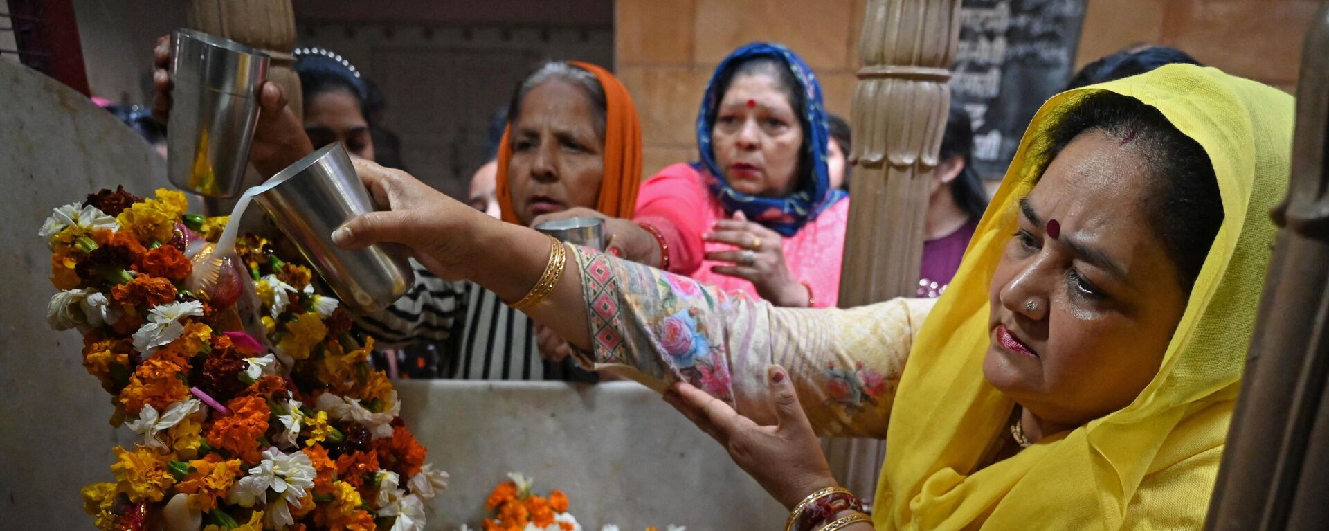Hindu devotees offer prayers to an idol of goddess Sheetla Mata on the first day of Navratri celebrations at Mata Longa Wali Devi temple in Amritsar on March 22, 2023. - Sputnik India, 1920, 19.08.2023