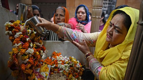 Hindu devotees offer prayers to an idol of goddess Sheetla Mata on the first day of Navratri celebrations at Mata Longa Wali Devi temple in Amritsar on March 22, 2023. - Sputnik India