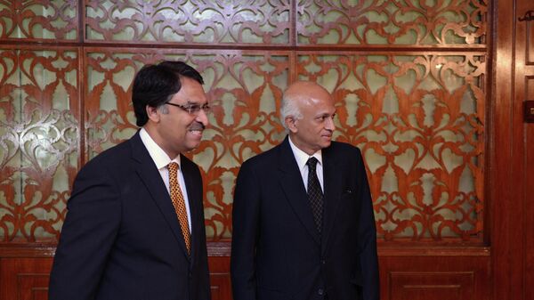 Pakistani Foreign Secretary Jalil Abbas Jilani (L) and his Indian counterpart Ranjan Mathai head to a meeting hall at the Foreign Ministry in Islamabad on September 7, 2012.  - Sputnik India