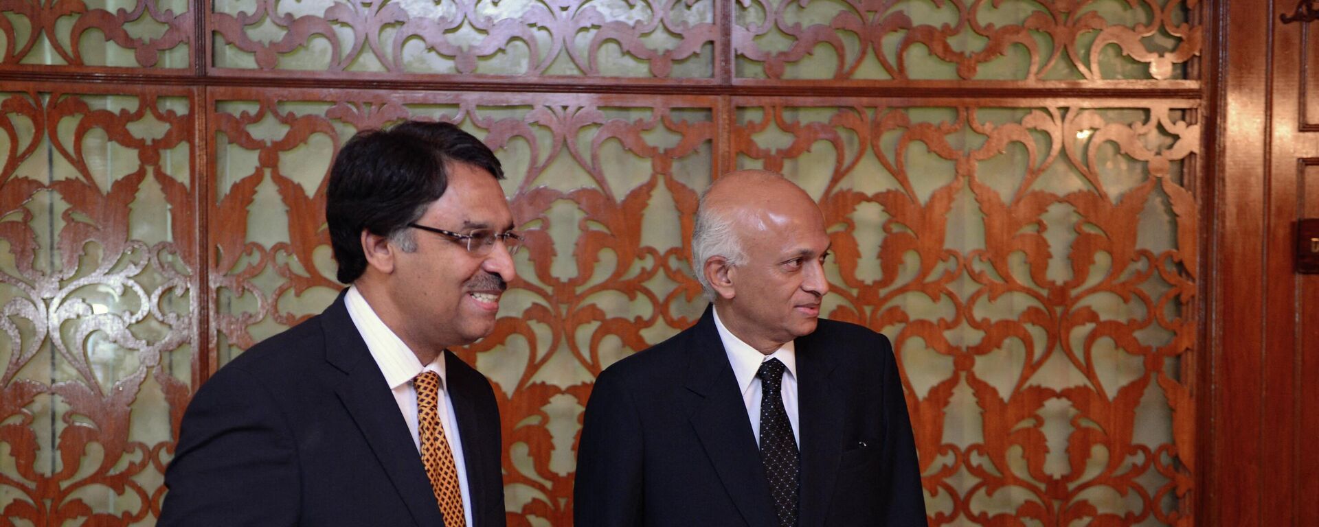 Pakistani Foreign Secretary Jalil Abbas Jilani (L) and his Indian counterpart Ranjan Mathai head to a meeting hall at the Foreign Ministry in Islamabad on September 7, 2012.  - Sputnik India, 1920, 18.08.2023