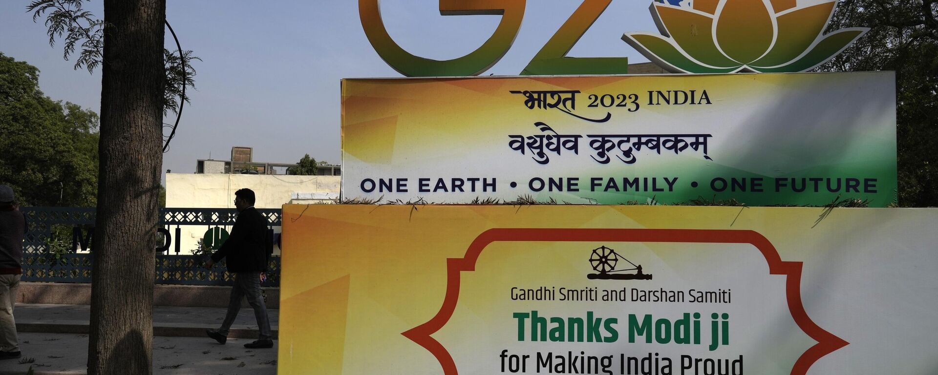 A commuter walks past a G20 logo at a crossing in New Delhi, India, Tuesday, Feb. 28, 2023. - Sputnik भारत, 1920, 30.11.2023