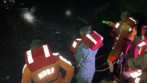 Motorboat carrying 10 people including forest dept. officials stuck at Koldam Hydropower Station, Mandi. - Sputnik India