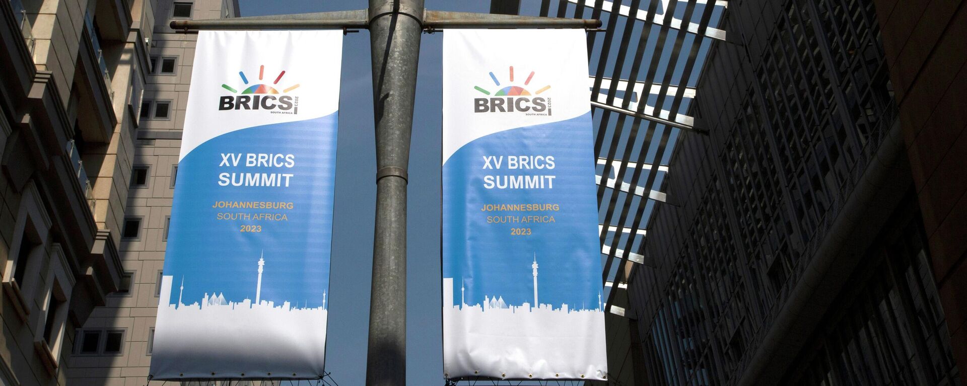Баннеры, посвященные предстоящему саммиту БРИКС-2023 в Йоханнесбурге, Южная Африка - Sputnik भारत, 1920, 21.08.2023