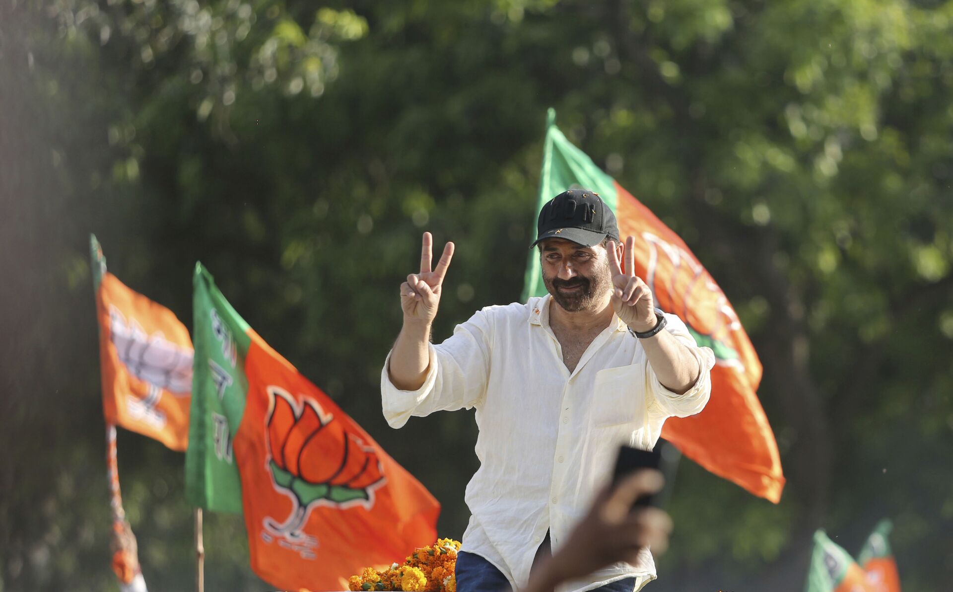 Bollywood actor and India's ruling Bharatiya Janata Party (BJP) candidate Sunny Deol gestures to the crowd during an election campaign road show at Dinanagar in northern state of Punjab, India, Thursday, May 2, 2019 - Sputnik India, 1920, 26.03.2024