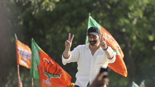Bollywood actor and India's ruling Bharatiya Janata Party (BJP) candidate Sunny Deol gestures to the crowd during an election campaign road show at Dinanagar in northern state of Punjab, India, Thursday, May 2, 2019 - Sputnik India