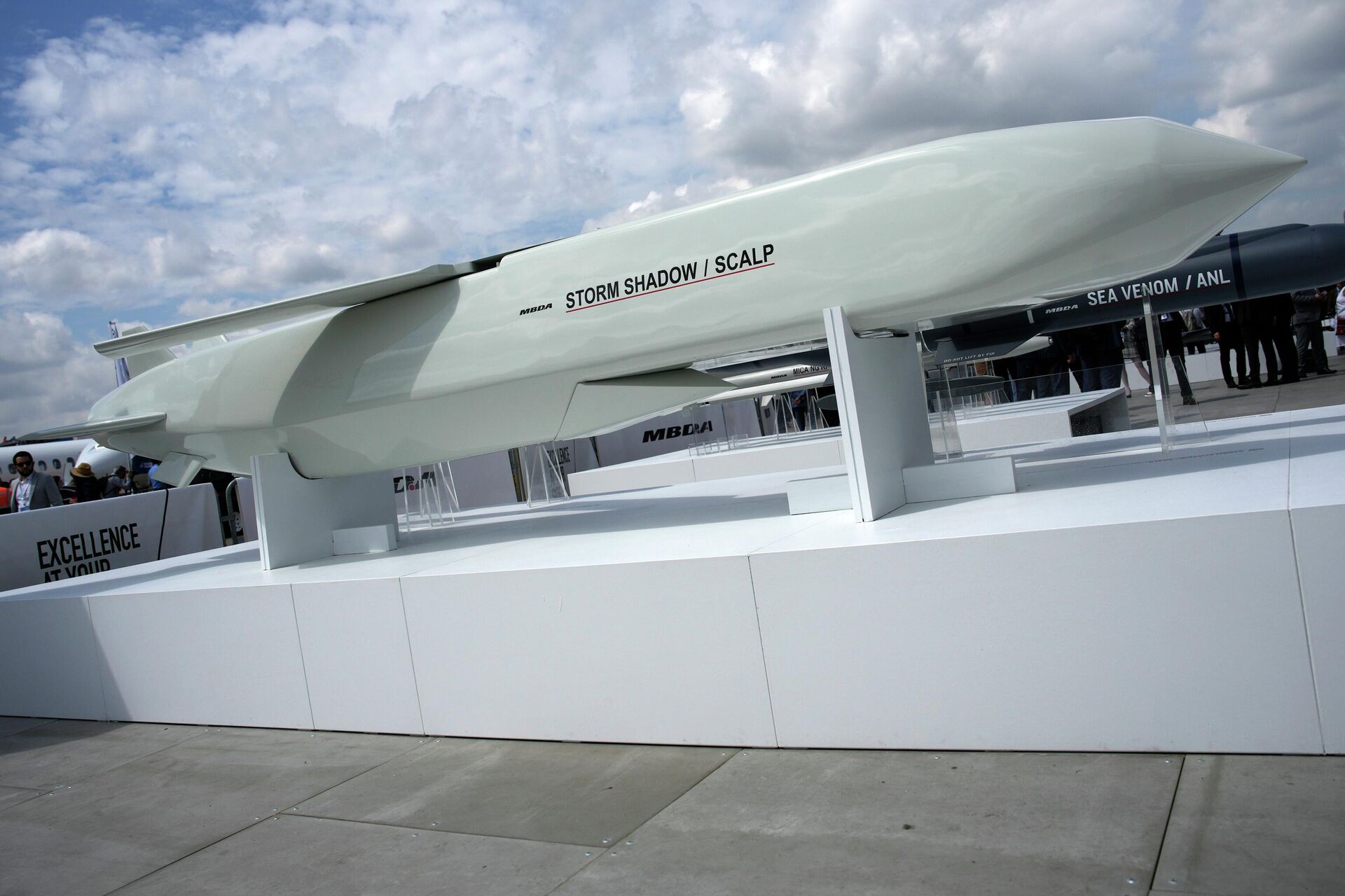 The Storm Shadow cruise missile is on display during the Paris Air Show in Le Bourget, north of Paris, France, Monday, June 19, 2023. France will deliver deep-strike missiles to Ukraine as part of increased efforts to help with the Ukrainian counteroffensive against Russian forces, President Emmanuel Macron said Tuesday July 11, 2023 at the NATO summit in Vilnius. France has been weighing whether to send Scalp missiles, the equivalent of the British Storm Shadow missiles, to Ukraine.  - Sputnik भारत, 1920, 21.08.2023
