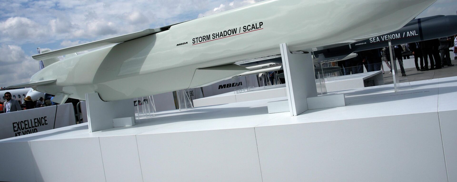 The Storm Shadow cruise missile is on display during the Paris Air Show in Le Bourget, north of Paris, France, Monday, June 19, 2023. France will deliver deep-strike missiles to Ukraine as part of increased efforts to help with the Ukrainian counteroffensive against Russian forces, President Emmanuel Macron said Tuesday July 11, 2023 at the NATO summit in Vilnius. France has been weighing whether to send Scalp missiles, the equivalent of the British Storm Shadow missiles, to Ukraine.  - Sputnik भारत, 1920, 21.09.2023