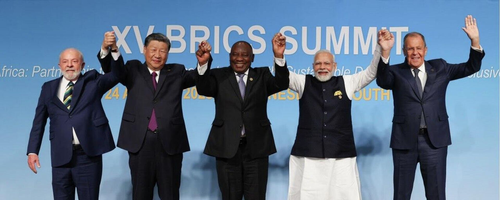 Heads of the BRICS nations' delegations show the BRICS spirit during the traditional photo ceremony - Sputnik India, 1920, 24.08.2023
